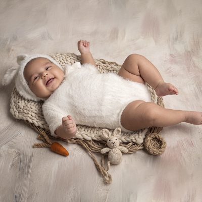 Cada sonrisa, mirada y pequeño gesto cuenta una historia. En nuestros estudios fotográficos infantiles en Bogotá, creamos fotografías profesionales que conservan la magia de la infancia para que las familias puedan revivirla una y otra vez.